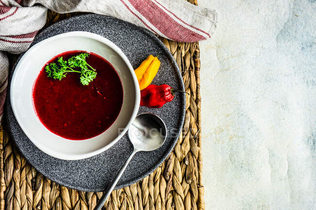 Ciotola di zuppa di barbabietole cremosa con peperoncino e prezzemolo — Foto stock