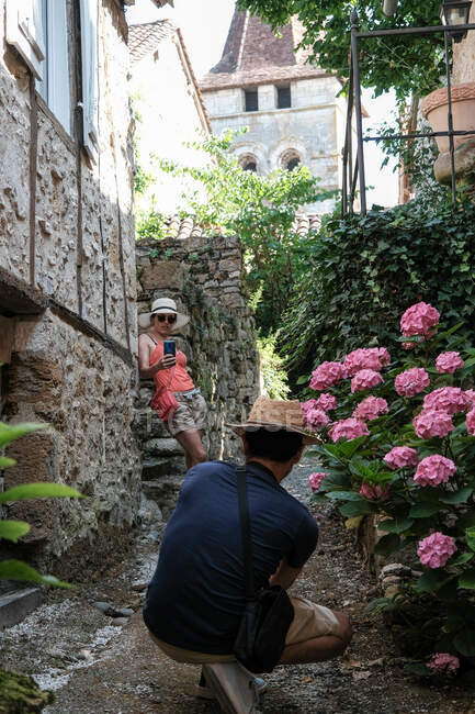 Deux touristes prenant des photos, Carennac, Quercy, Lot, Occitanie, France — Photo de stock