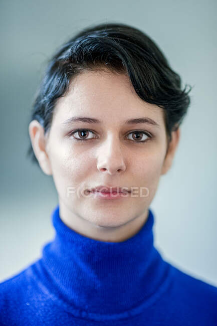 Ritratto di una bella donna dai capelli corti che indossa un maglione dolcevita — Foto stock