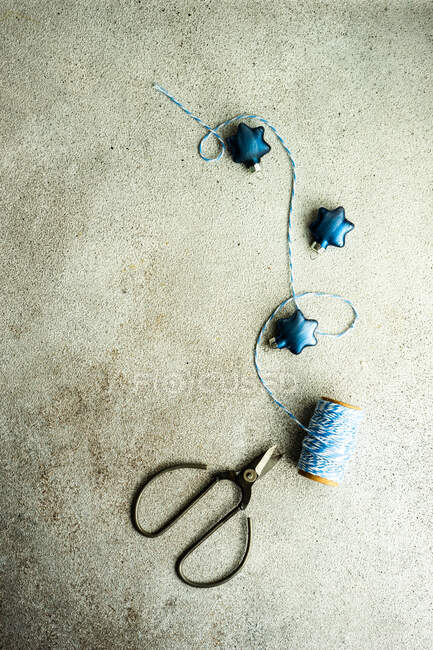 Star decorations, twine and scissors on table for making Christmas decorations — Stock Photo