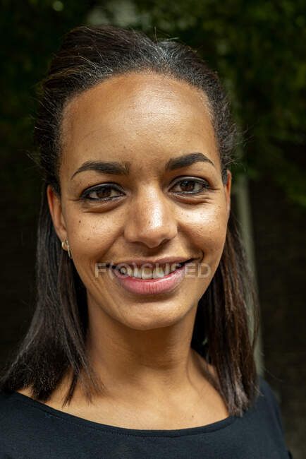 Портрет чарівної африканської жінки, що посміхається — стокове фото
