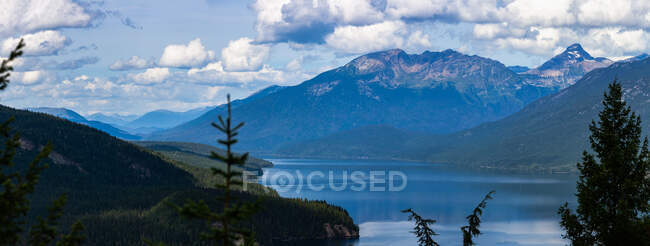 Клируотер Лейк и горный ландшафт, парк Уэллс Грей, Британская Колумбия, Канада — стоковое фото