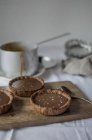 Шоколадні пироги на дерев'яній тарілці — стокове фото