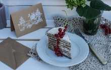 Кусок торта в белой тарелке — стоковое фото
