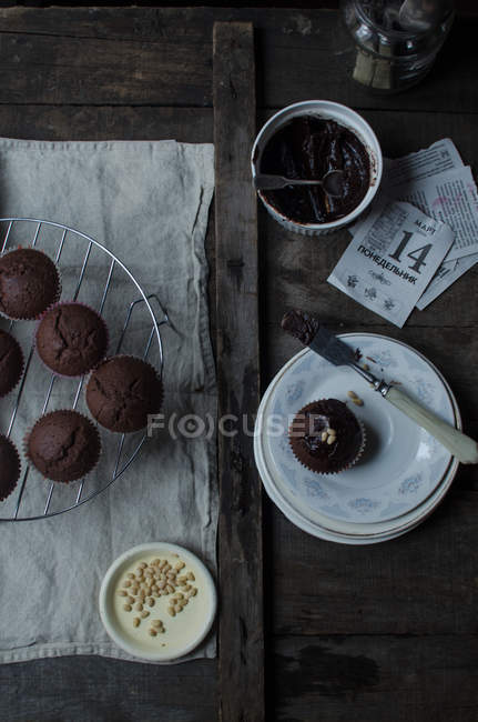 Magdalenas de chocolate en bandeja - foto de stock