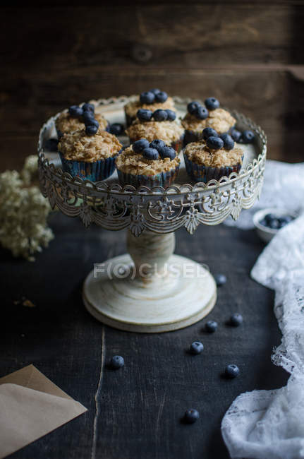 Pudding avec croûte d'avoine et bleuets sur le dessus — Photo de stock