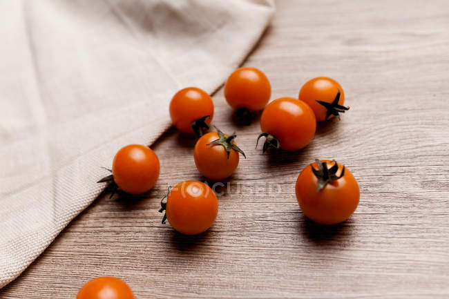 Salade de tomates cerises aux légumes verts frais — Photo de stock