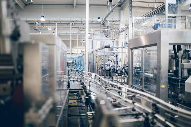 Robótica línea de fábrica de agua embotellada en recipientes - foto de stock