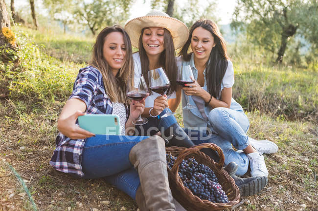 Girls taking a self portrait in garden — Stock Photo