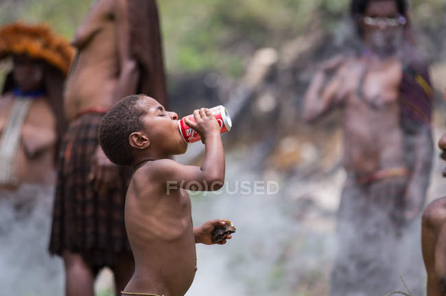 Dani-Stamm-Mädchen mit Coca-Cola — Stockfoto