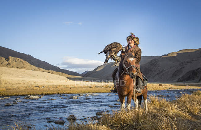 Chasseur d'aigle nomade mongol à cheval — Photo de stock