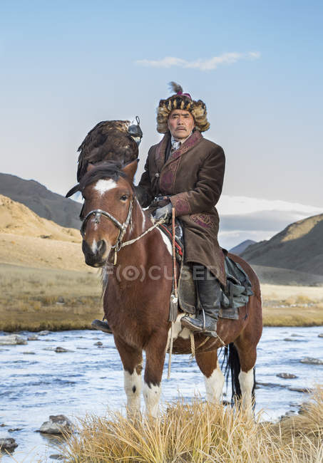 Chasseur d'aigle nomade mongol à cheval — Photo de stock