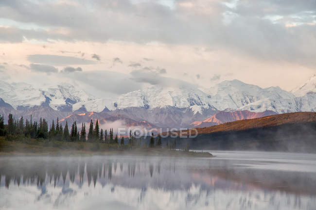 Denali de Mt McKinley dans la lumière du matin — Photo de stock