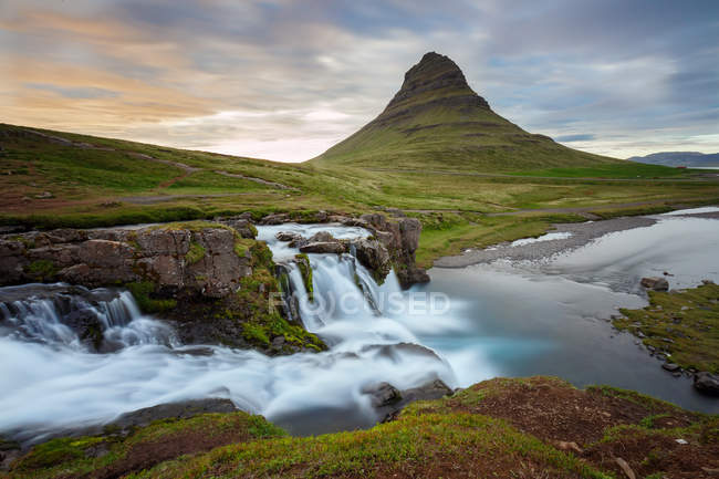 Incredibile cima della cascata Kirkjufellsfoss — Foto stock