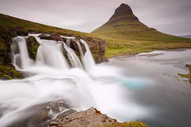 Incredibile cima della cascata Kirkjufellsfoss — Foto stock