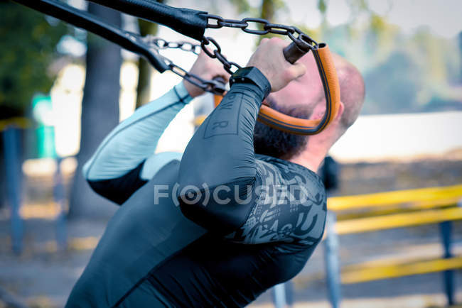 Mann trainiert mit Sportgeräten — Stockfoto