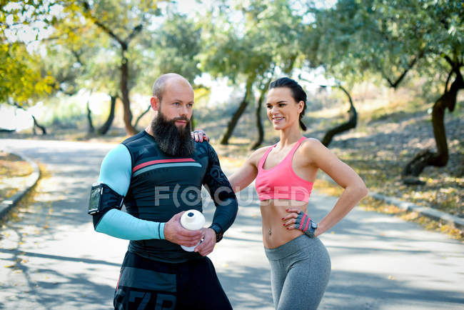 Athletic couple resting after workout — Stock Photo