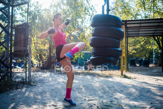 Frau übt Kickboxen — Stockfoto