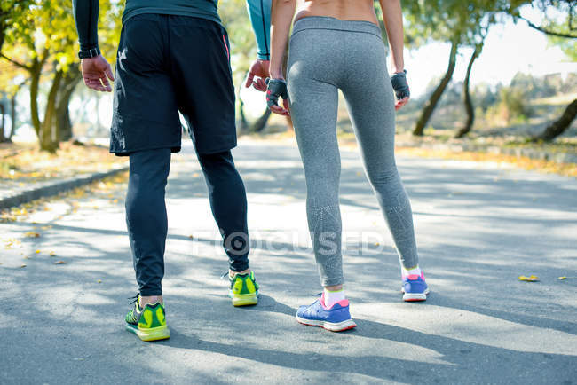 Couple sportif faisant du jogging dans le parc — Photo de stock