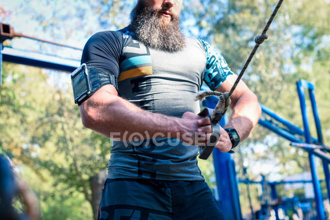 Hombre muscular durante el entrenamiento - foto de stock