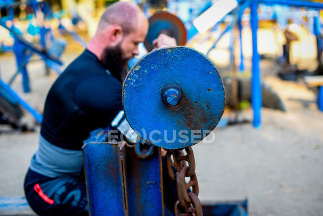 Homme pendant l'entraînement dans la salle de gym extérieure — Photo de stock