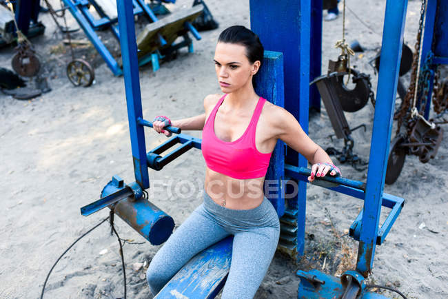 Frauentraining an Geräten — Stockfoto