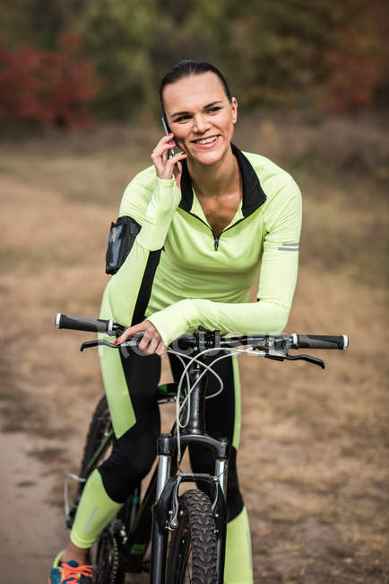 Fille cycliste parler au téléphone — Photo de stock