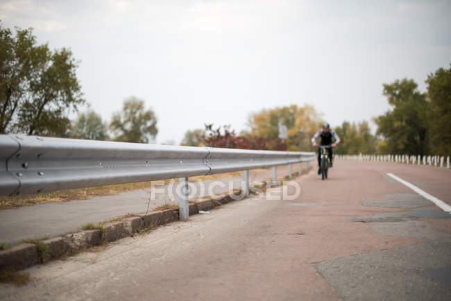 Persone in bicicletta sul roa — Foto stock