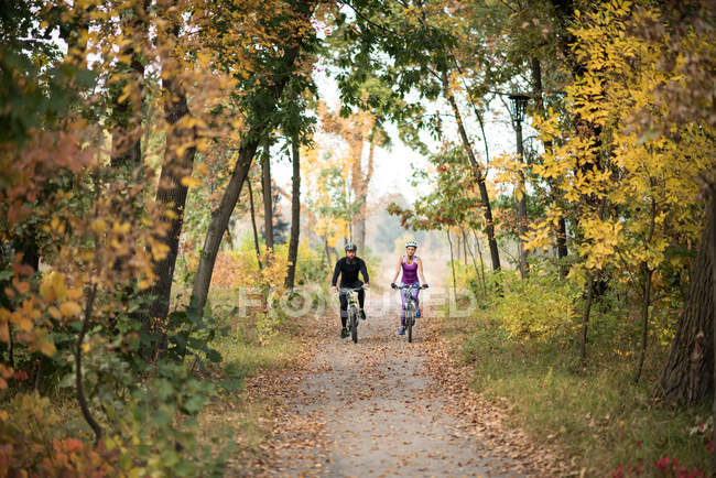 Pareja ciclismo al aire libre - foto de stock