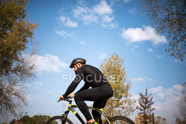 Barbudo hombre ciclismo en el parque - foto de stock