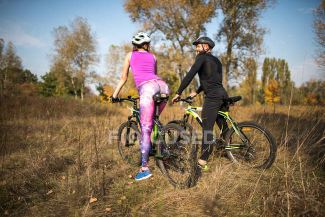 Ciclisti nel parco autunnale — Foto stock