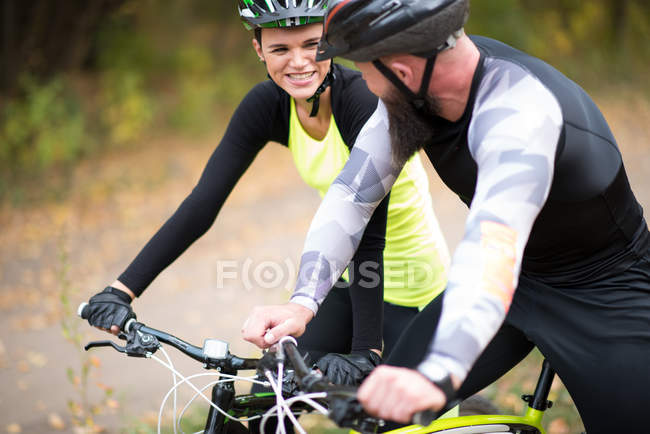 Ciclistas en el parque de otoño - foto de stock