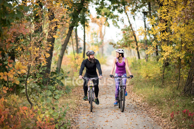 Pareja ciclismo al aire libre - foto de stock