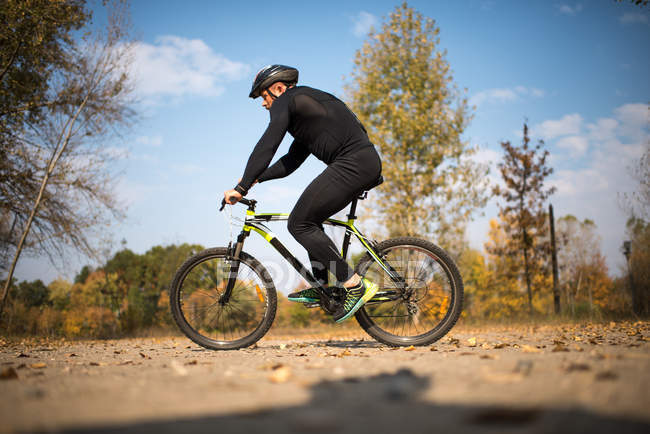 Barbudo hombre ciclismo en el parque - foto de stock