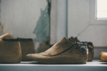 Nahaufnahme von unfertigen Schuhwerkstücken in der Schuhmacherwerkstatt — Stockfoto