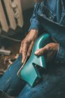 Schnappschuss eines Schusters mit Stiefelwerkstück und Sohlenumriss in der Werkstatt — Stockfoto