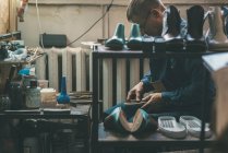 Досвідчений взуттєвик створює взуття в майстерні — стокове фото