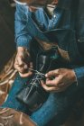 Sapateiro amarrando botas de couro inacabado — Fotografia de Stock
