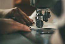 Обрезанный снимок швеи, работающей с швейной машинкой — стоковое фото