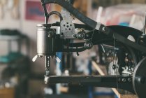 Крупный план промышленной швейной машины в магазине сапожников — стоковое фото