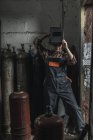 Женщина-работница готовится к работе в мастерской — стоковое фото