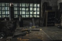 Leerer Schweißarbeitsplatz mit verschiedenen Vorräten in der Werkstatt — Stockfoto