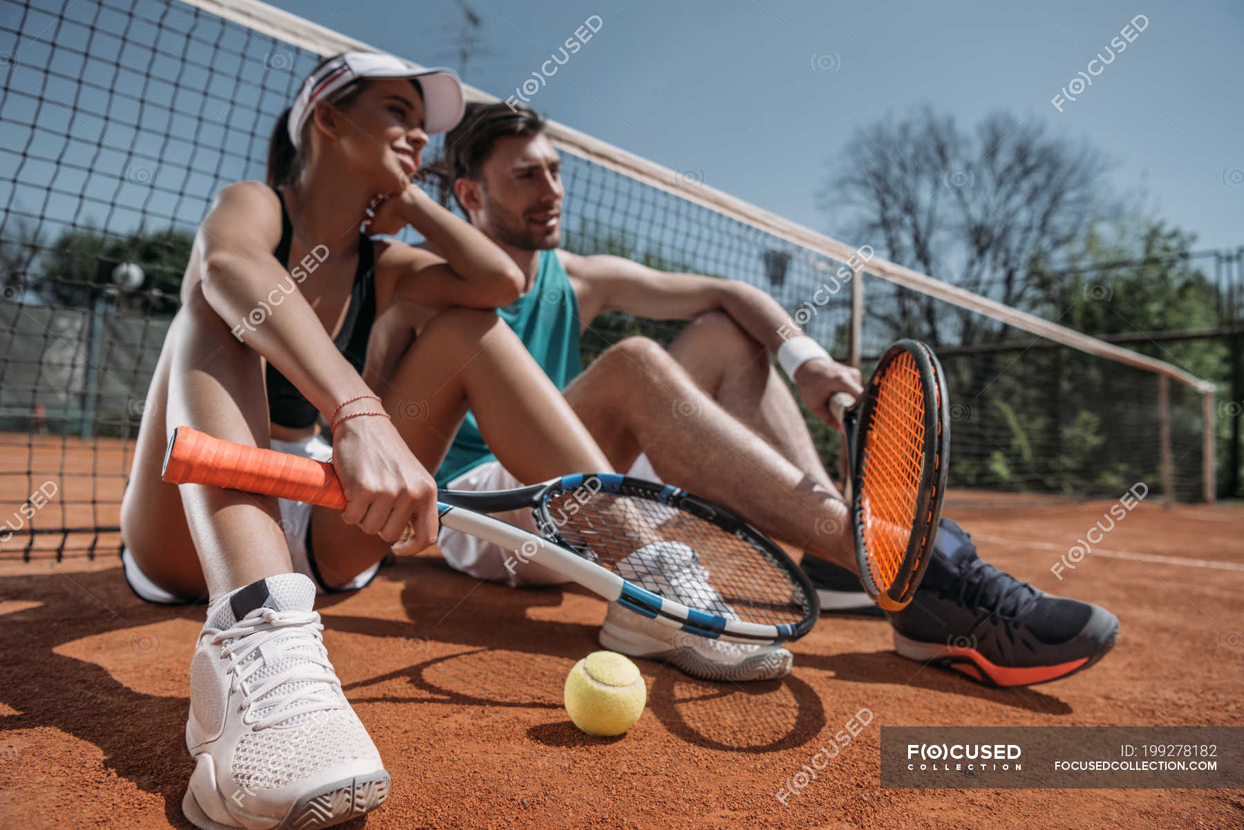 Две развратные подруги делят член на теннисном корте