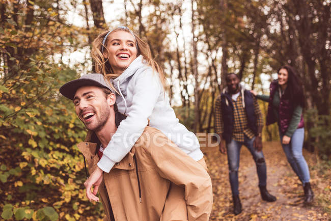 Amici felici divertirsi nella foresta — Foto stock