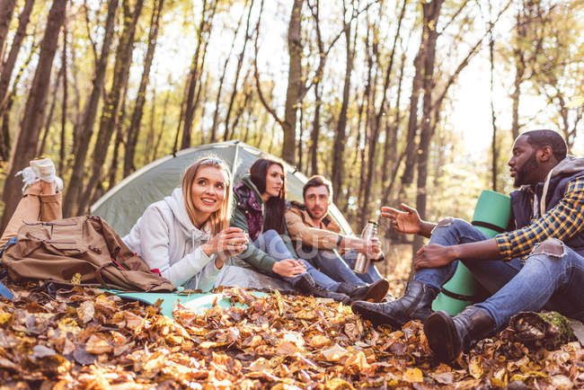 Jovens amigos viajantes na floresta — Fotografia de Stock