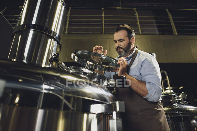 Tanque de inspeção cervejeiro — Fotografia de Stock