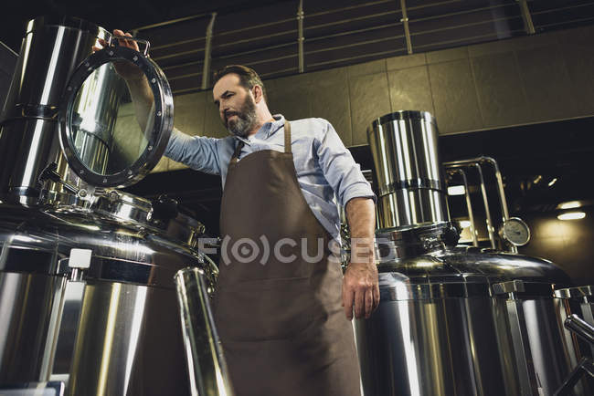 Tanque de inspeção cervejeiro — Fotografia de Stock