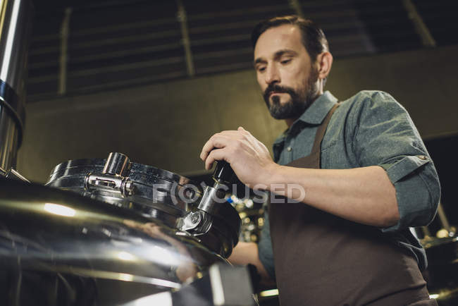 Tanque de inspeção cervejeiro — Fotografia de Stock