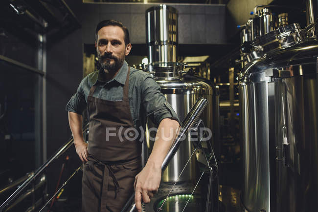 Maschio birraio lavoratore in grembiule — Foto stock