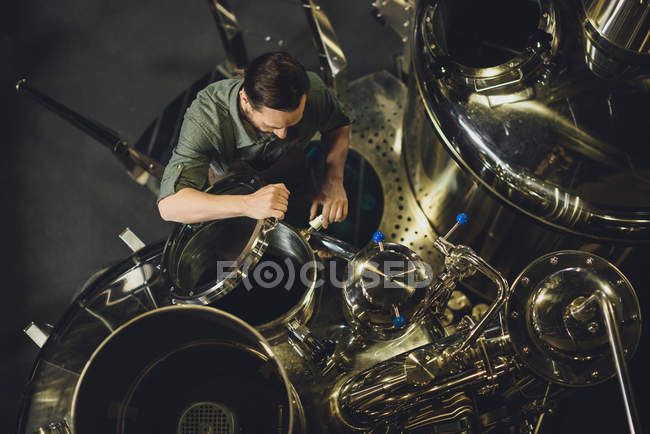 Tanque de inspeção cervejeiro — Fotografia de Stock